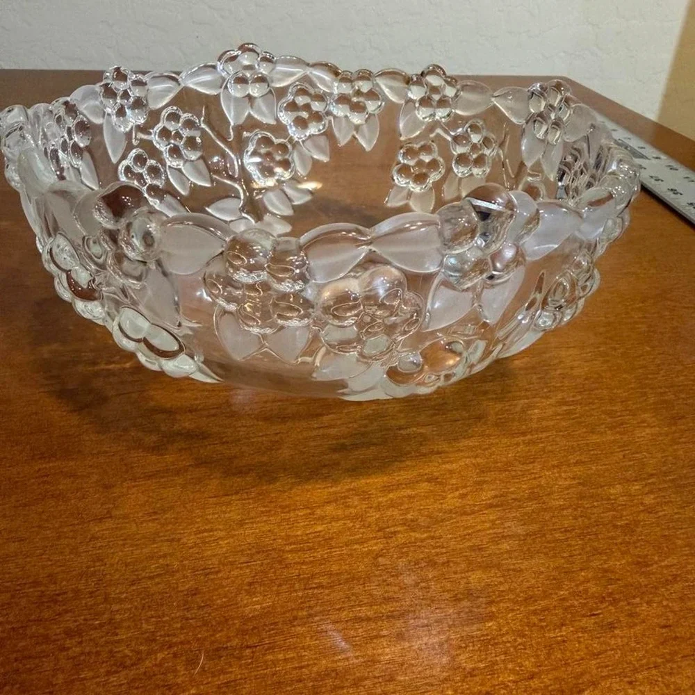 Mikasa Crystal Glass Bowl Carmen Pattern Embossed Flowers Frosted Leaves 8.75 in